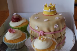 Gedeckter Zitronenkuchen mit Cupcakes